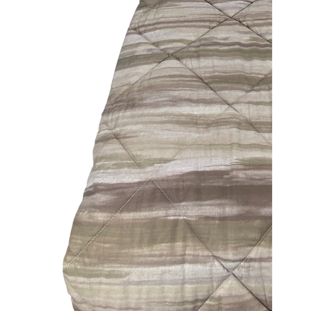 Kot Beige Brushed Quilt - Steppdetail mit Pinselstrich für ein raffiniertes Design.