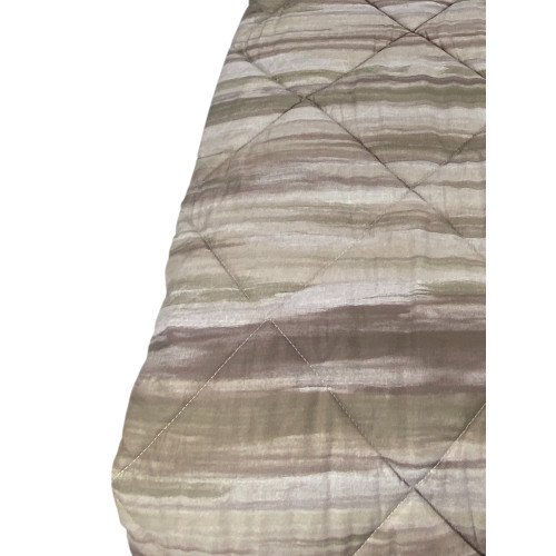 Kot Beige Brushed Quilt - Détail de matelassage à coups de pinceau pour un design raffiné.