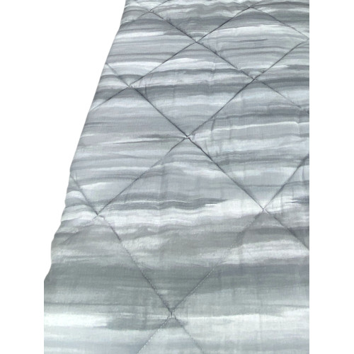 Kot Quilt Brushed Grey - Détail de matelassage Brushstrokes pour un design raffiné.