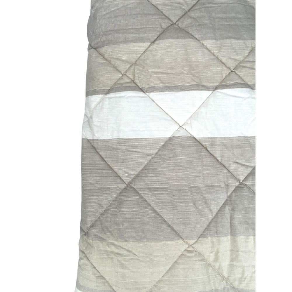 Kot Beige Stripe Quilt - Détail de matelassage rayé pour un design raffiné.