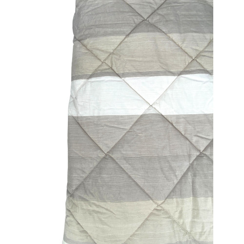 Colcha a rayas beige Kot - Detalle de acolchado a rayas para un diseño refinado.