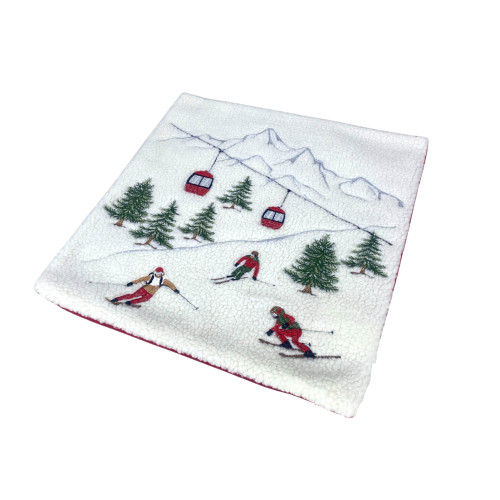 Cuscino arredo invernale bianco con disegno sciatori e paesaggio alpino