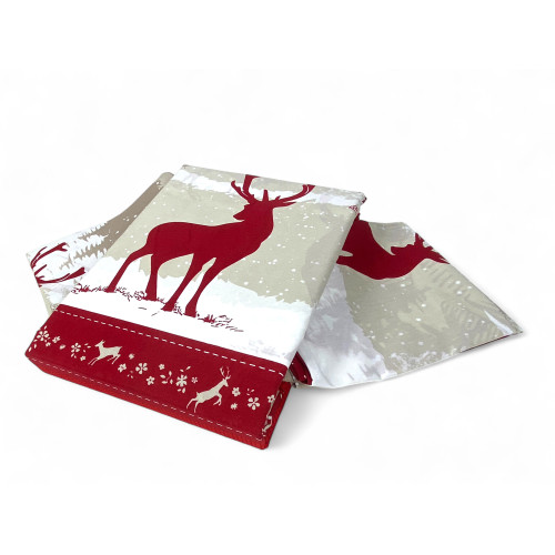 Funda nórdica plegada con estampado de ciervo rojo y bosque nevado - 100% algodón