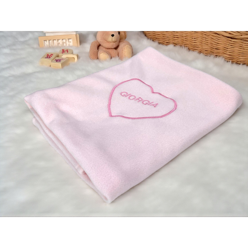 Détail de broderie coeur personnalisé avec nom - couverture douce pour nouveau-né