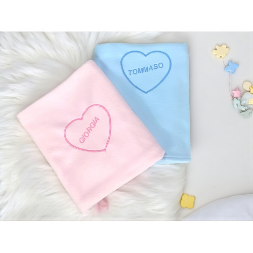 Copertina pile personalizzata rosa e azzurra – cuore ricamato – Made in Italy