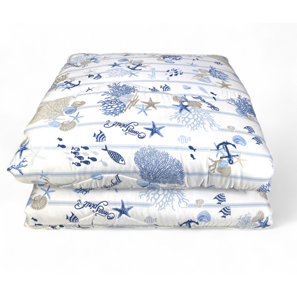 Détail de design marin avec coraux, coquillages et petits poissons bleus sur fond rayé blanc, courtepointe d’hiver 300 gr/m².