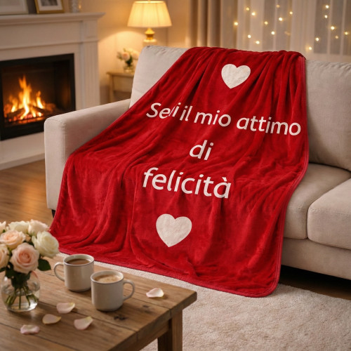 Couverture rouge du bonheur 130x160 avec les mots Sei il mio attimo di felicità posés sur le canapé