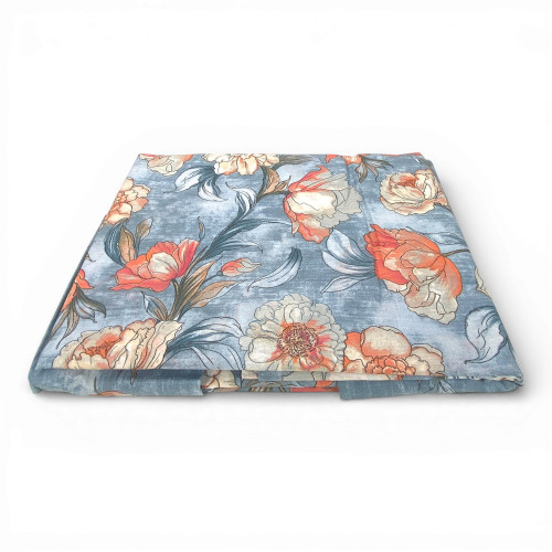 Blumenmuster mit Pfirsich- und Cremeblumen auf einem hellblauen Perlenhintergrund