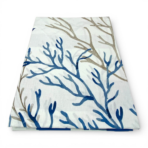 Blau-beige Fisch- und Korallenmuster mit Meeresdruck auf einem hellen Baumwollhintergrund