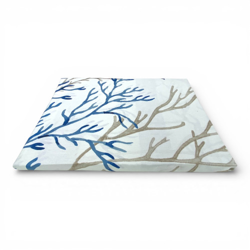 Drap plat avec volant bleu et cadre décoratif avec un effet de lit soigné