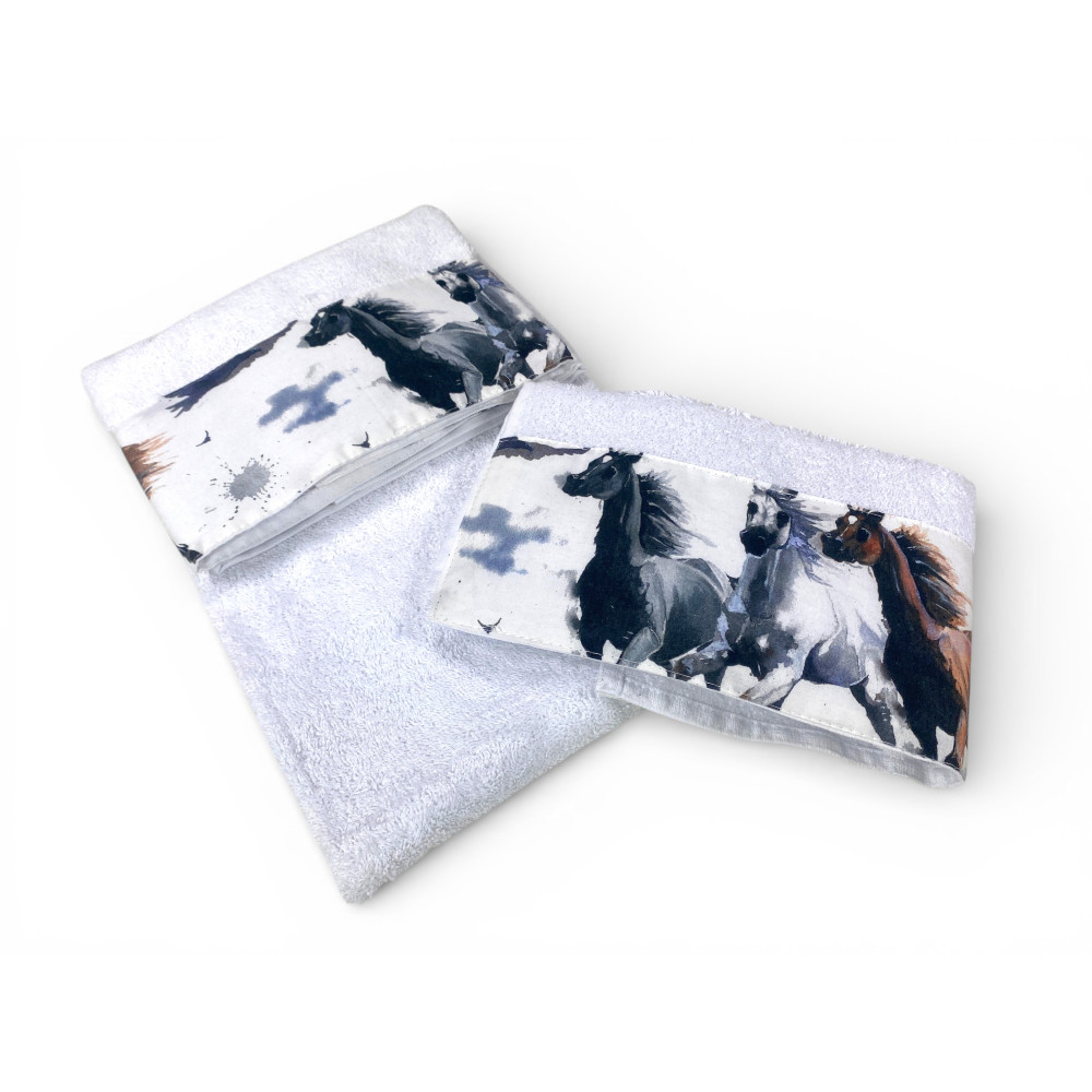 Toalla blanca de 60x110 con volante decorado en forma de caballos en estilo acuarela