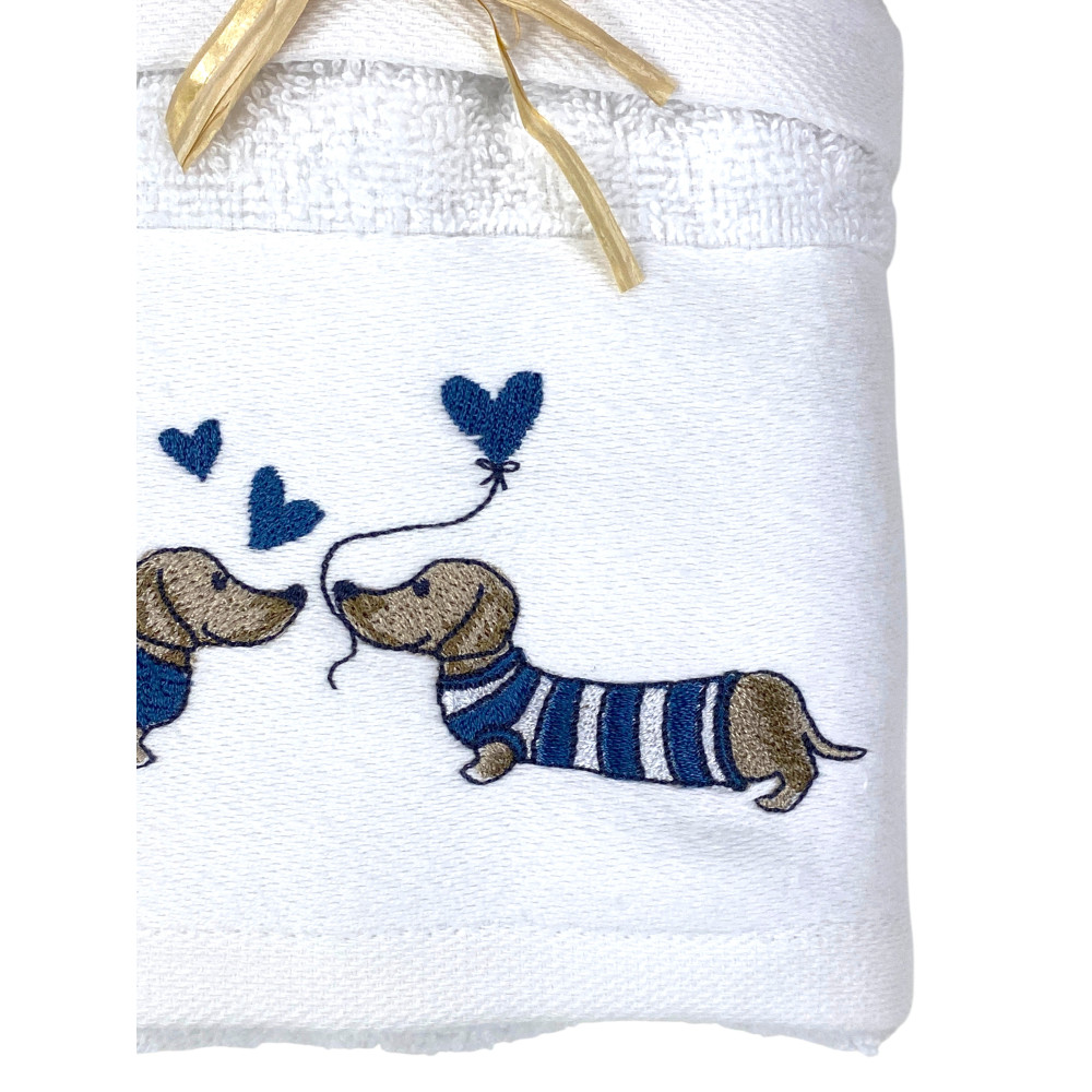 Toalla de invitado 40x60 con teckels azules bordados sobre volante blanco