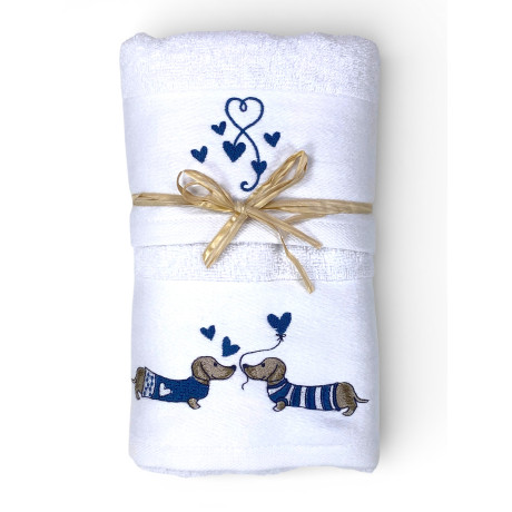 Toalla de cero blanca 60x110 con bordado de dachshund azul y pequeños corazones