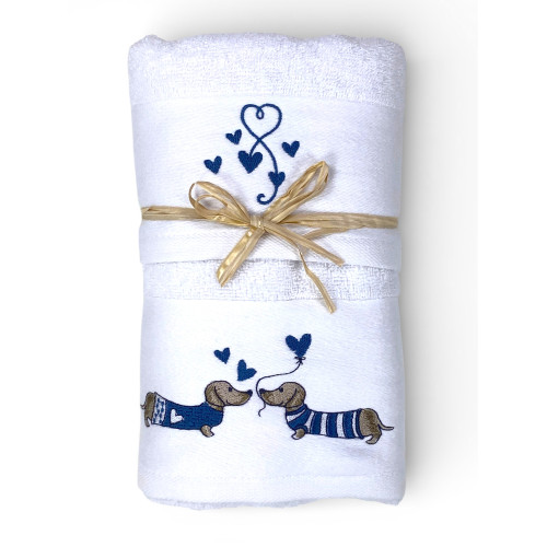 Toalla de cero blanca 60x110 con bordado de dachshund azul y pequeños corazones