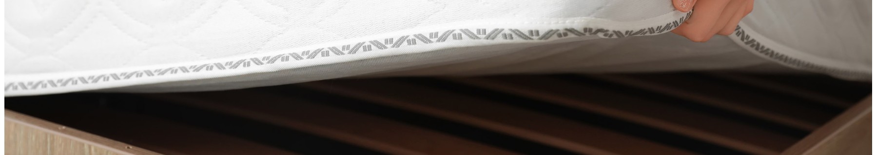 Bed base cover: Protection for bed base and slats
